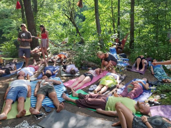 Tjaša Ferme in pater dr. Karel Geržan na Spiritualnem kampu v Metliki